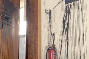 Η ομάδα του «Ρουβίκωνα» πραγματοποίησε επίθεση με μπογιές στο πολιτικό γραφείο της υπουργού Παιδείας και Θρησκευμάτων, κ. Νίκης Κεραμέως.