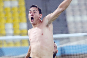 Ο Ροβίθης πανηγυρίζει το γκόλ στο 96’