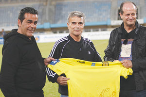 Λαμπράκης και Κεφαλογιάννης με τον παλαίμαχο άσο της ομάδας Μανόλη Φρουδαράκη (μέσον)