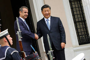 Ο ηγέτης της Κίνας, ο Σι Τζινπίνγκ με τον πρωθυπουργό, Κυριάκο Μητσοτάκη