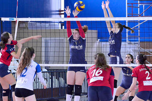 Φάση από το παιχνίδι ΑΘΛΕΣΗ - Άρης Γουρνών στις Νεάνιδες