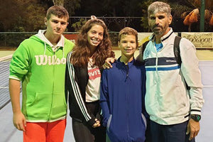 Οι Ηρακλειώτες τεννίστες με τον προπονητή τους