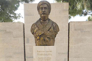 Η προτομή του ήρωα Ιωάννη Αϊνικολιώτη στη Σίβα