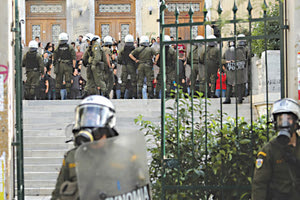 Η εισβολή των ΜΑΤ στην ΑΣΟΕΕ.