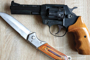 Πιστόλι και μαχαίρια μαζί με τη… σχολική σάκα 