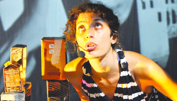 Η βραβευμένη παράσταση Revolt Athens