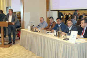 Το προεδρείο του Παγκρήτιου Συλλόγου ενώ στο βήμα είναι ο πρόεδρος του Συνδέσμου Τουριστικών Πρακτόρων Μιχάλης Βλατάκης