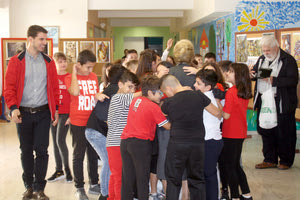 Τα μικρά παιδιά έσπευσαν να αγκαλιάσουν τη χήρα του ήρωά τους