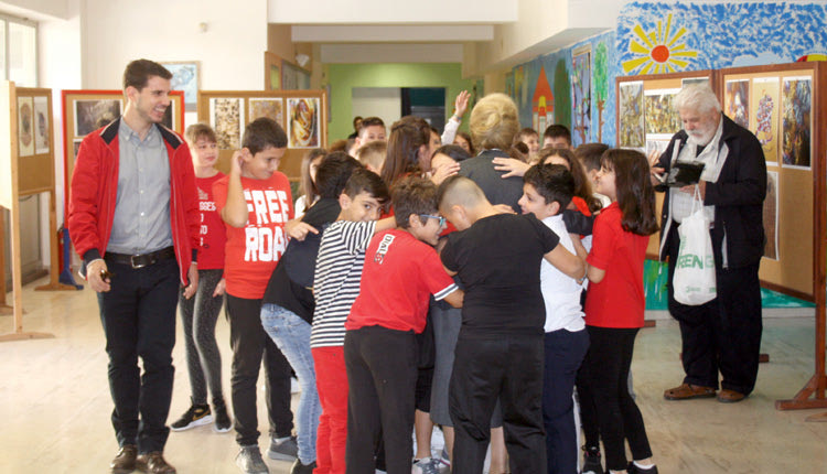 Τα μικρά παιδιά έσπευσαν να αγκαλιάσουν τη χήρα του ήρωά τους