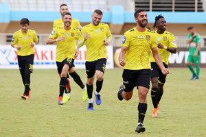 Ο Προβυδάκης πανηγυρίζει με τους συμπαίκτες του