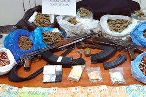 κατασχέθηκαν από διαφορετικές καβάτζες σχεδόν πέντε κιλά χασίς, μικρή ποσότητα κοκαϊνης, δύο καλάσνικοφ....
