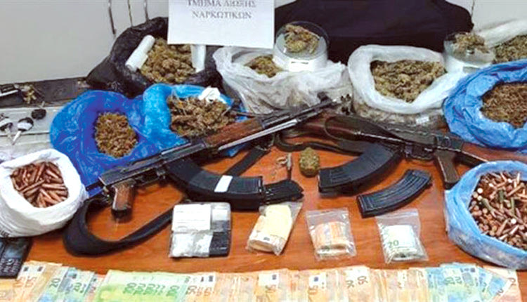 κατασχέθηκαν από διαφορετικές καβάτζες σχεδόν πέντε κιλά χασίς, μικρή ποσότητα κοκαϊνης, δύο καλάσνικοφ....