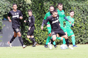 ο Κοροβέσης που διακρίνεται σε πρώτο πλάνο στο φιλικό ΟΦΗ με τον ΠΟΑ