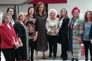 Η κ. Μπακογιάννη επισκέφθηκε την έκθεση με τα κρητικά υφαντά