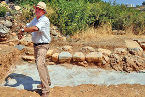 Ο καθηγητής Jan Driessen στην ανασκαφή στο Σίσι
