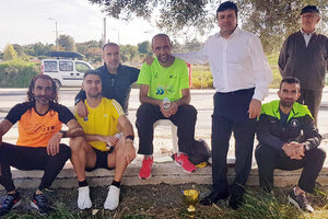 Ο αντιπεριφεριάρχης κ. Συριγωνάκης με αθλητές που πρώτευσαν στο δρόμο του Πανεπιστημίου