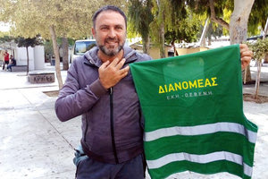 Πράσινα γιλέκα διανεμήθηκαν δωρεάν σε επιχειρήσεις που απασχολούν εργαζόμενους στη διανομή με δίκυκλο (ταχυμεταφορείς)