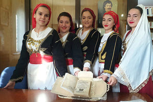 Στη Δημόσια Κεντρική Βιβλιοθήκη Γρεβενών το ένα από τα τρία και μοναδικά γνωστά αντίτυπα, του «Ερωτόκριτου», που εκδόθηκε το 1713 στη Βενετία, στο τυπογραφείο του Αντόνιο Μπορτόλι