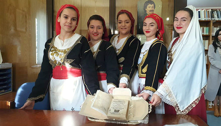 Στη Δημόσια Κεντρική Βιβλιοθήκη Γρεβενών το ένα από τα τρία και μοναδικά γνωστά αντίτυπα, του «Ερωτόκριτου», που εκδόθηκε το 1713 στη Βενετία, στο τυπογραφείο του Αντόνιο Μπορτόλι