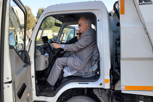 Ο δήμαρχος Ηρακλείου Βασίλης Λαμπρινός στην παραλαβή των καινούργιων απορριμματοφόρων