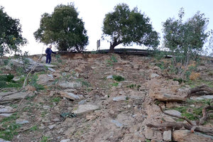 Ο πρόεδρος του συλλόγου Ε.ΣΥ.ΠΡΟ.Τ.Α. Γιάννης Λιονάκη στα πρόβλημα των ρωγματώσεων στον Βόρειο Οδικό Άξονα στο ύψος της Αγίας Πελαγία