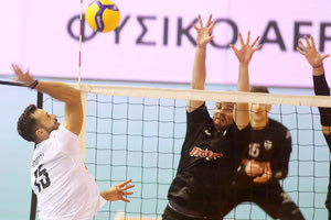 Ο Σαρικεϊσόγλου του ΟΦΗ ΒΟΛΕΪ σε μία προσπάθεια στο ματς με τον ΠΑΟΚ