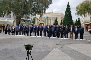 Στο Μνημείο του Άγνωστου Στρατιώτη τιμήθηκε χθες στο Ηράκλειο η επέτειος της Εθνικής Αντίστασης.