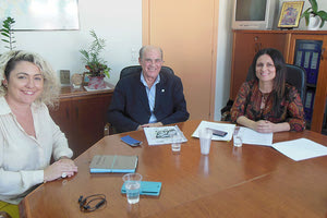 Οι Λένα Μπορμπουδάκη, Θεοφάνης Κανάκης και Μαρία Ευστρατίου στη συνάντηση που είχαν στην ΥΠΕ Κρήτης