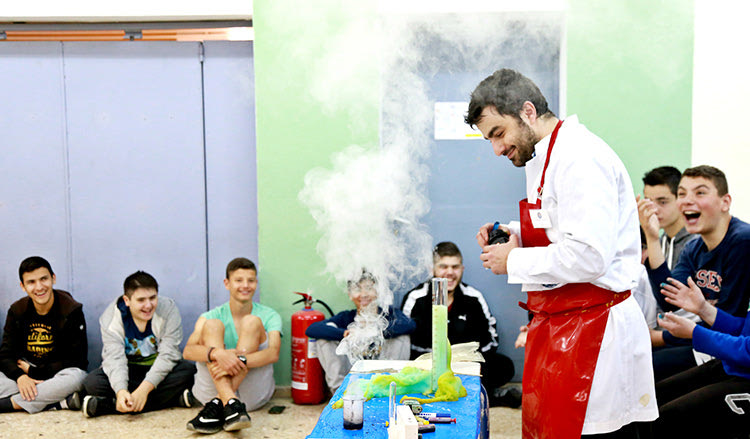 To Μουσείο Φυσικής Ιστορίας Κρήτης και ο χημικός και ηθοποιός Δρ. Γιάννης Γουλές παρουσιάζουν την εκπαιδευτική - διαδραστική παράσταση «Stand Up Chemistry»