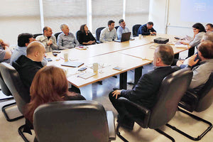 Στιγμιότυπο από τη σύσκεψη που έγινε στο Παγκρήτιο στάδιο για το θέμα της υποψηφιότητας του Ηρακλείου για τη διοργάνωση ενός τελικού της νεοσύστατης διοργάνωσης της UEFA, Europa Conference League