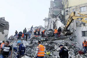 Εγκλωβισμένους κάτω από τα συντρίμμια του φονικού σεισμού στην Αλβανία ψάχνουν τα σωστικά συνεργεία