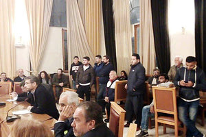 Οι εργαζόμενοι στο κέντρο διαλογής ανακυκλώσιμου υλικού, πραγματοποίησαν χθες σε συμβολικό αποκλεισμό του Δημαρχείου