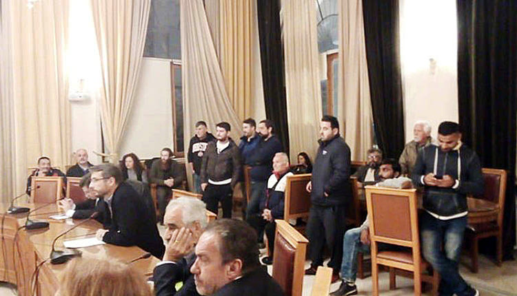Οι εργαζόμενοι στο κέντρο διαλογής ανακυκλώσιμου υλικού, πραγματοποίησαν χθες σε συμβολικό αποκλεισμό του Δημαρχείου