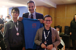 Ο πρωθυπουργός, Κυριάκος Μητσοτάκης και οιΈλληνες μαθητές, οι οποίοι κατάφεραν να διακριθούν ανάμεσα σε 75 χώρες που συμμετείχαν στην Ολυμπιάδα Ρομποτικής