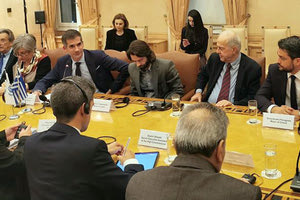 ο δήμαρχος Ηρακλείου Β.Λαμπρινός, στη διάρκεια υψηλόβαθμης  συνάντησης με τον Ύπατο Αρμοστή του ΟΗΕ για το Προσφυγικό