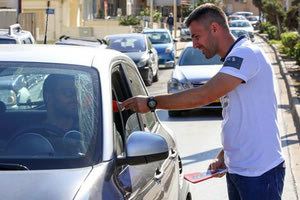 Ο προπονητής του ΟΦΗ Γιώργος Σίμος μοίρασε φυλλάδια στους οδηγούς μαζί με τους παίκτες του