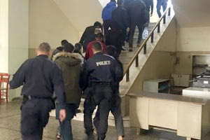 Κατά την προσαγωγή των κατηγορούμενων στον εισαγγελέα