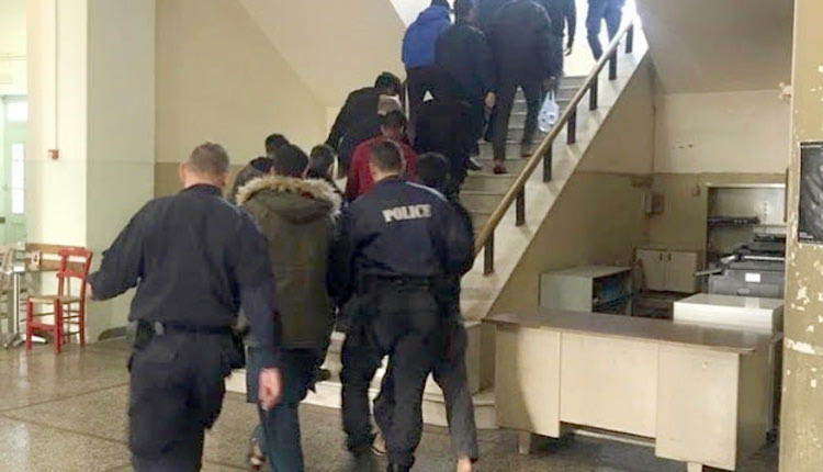 Κατά την προσαγωγή των κατηγορούμενων στον εισαγγελέα
