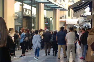 Πριν ακόμα ανοίξουν τα πολυκαταστήματα του Ηρακλείου είχαν σχηματιστεί ουρές