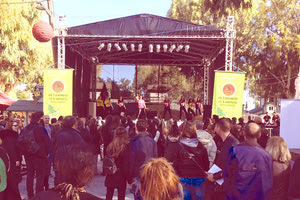 η μόνιμη σκηνή  στο «Χριστουγεννιάτικο Κάστρο» στην πλατεία Ελευθερίας