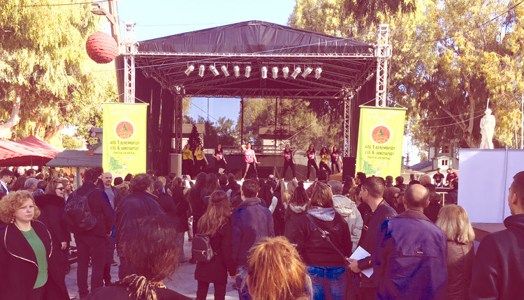 η μόνιμη σκηνή  στο «Χριστουγεννιάτικο Κάστρο» στην πλατεία Ελευθερίας