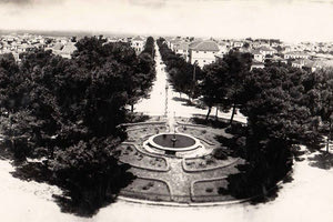 Η φωτογραφία της ημέρας: πλατεία (των δικαστηρίων) με ωραίο σιντριβάνι και γεμάτη δέντρα!