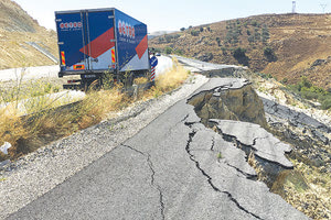 μετατόπιση του δρόμου που έχει υποστεί σοβαρότατη καθίζηση πριν την είσοδο του κόμβου της Μεσσαράς