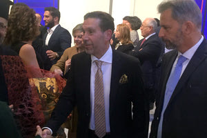 ο περιφερειάρχης Κρήτης Σταύρος Αρναουτάκης στην τελετή αναγόρευσης του Περίανδρου (Πάρη) Επιτροπάκη σε επίτιμο πρόξενο της Ουγγρικής Δημοκρατίας στην Κρήτη