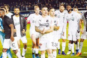 Οι παίκτες του ΟΦΗ πανηγυρίζουν τη νίκη επί της ΑΕΚ