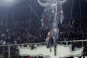  Ένα φανταστικό κορεό με την Κρήτη και τον μινώταυρο σήκωσαν λίγο πριν την έναρξη του αγώνα οι φίλοι του ΟΦΗ στην “θύρα 4”