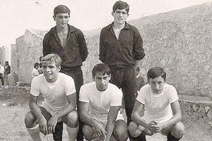 Στη μέση ο Δεικτάκης όταν ήταν αθλητής του ΟΦΗ