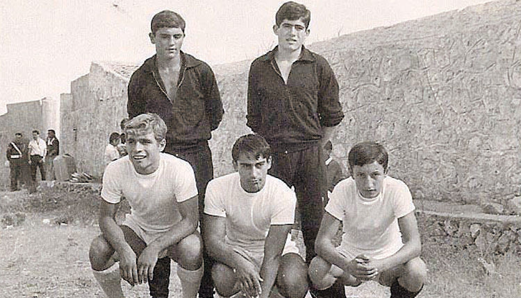 Στη μέση ο Δεικτάκης όταν ήταν αθλητής του ΟΦΗ