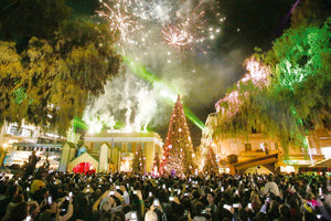 H θεαματική εκδήλωση στο πλαίσιο της οποίας έγινε η φωταγώγηση του δέντρου και η έναρξη λειτουργίας του “Χριστουγεννιάτικου Κάστρου” στην πλατεία Ελευθερίας.