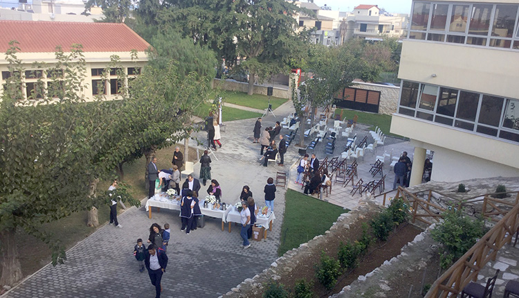 Εντυπωσιάζει ο αύλειος χώρος του Γηροκομείου